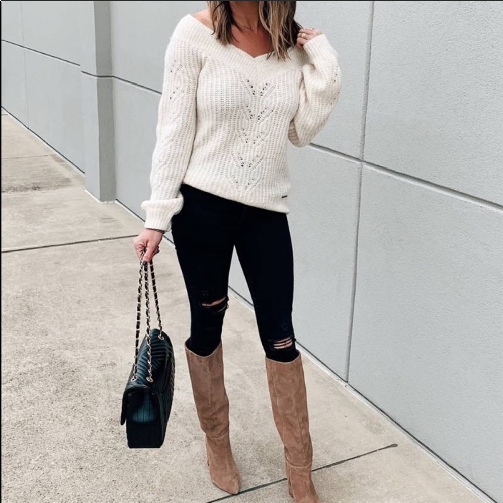 S Gorgeous soft white cream off shoulder sweater❄️